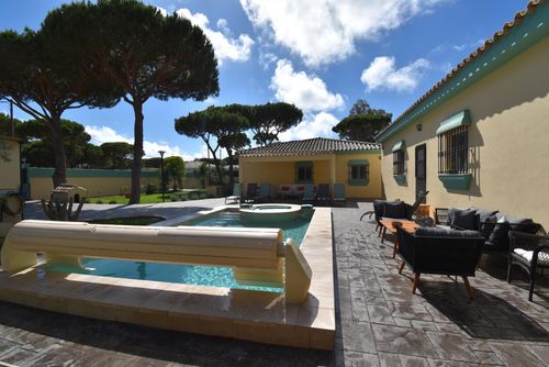 La Higuera Villa moderne et ensoleillée avec piscine chauffée à Chiclana de la Frontera, Costa de la Luz, Espagne, pour 10 personnes. La maison est située dans une zone rurale et boisée près de la plage, à proximité de commerces et de supermarchés, et à 4 km de la plage de La Barrosa....