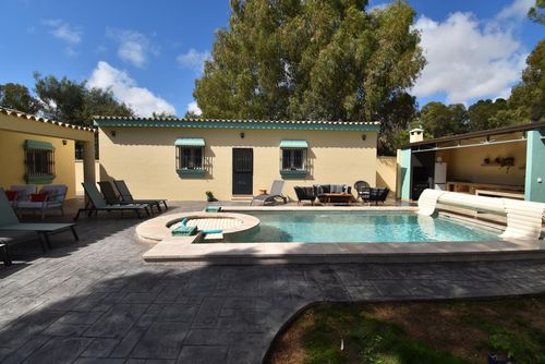 La Higuera Villa moderne et ensoleillée avec piscine chauffée à Chiclana de la Frontera, Costa de la Luz, Espagne, pour 10 personnes. La maison est située dans une zone rurale et boisée près de la plage, à proximité de commerces et de supermarchés, et à 4 km de la plage de La Barrosa....