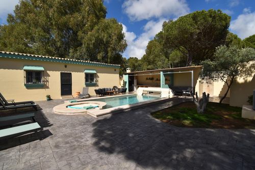 La Higuera Moderne und fröhliche Villa mit beheiztem Pool in Chiclana de la Frontera, Costa de la Luz, Spanien für 10 Personen. Das Haus befindet sich in einer ländlichen und bewaldeten Strandgegend, in der Nähe von Geschäften und Supermärkten und 4 km vom Strand La Barrosa entfernt....