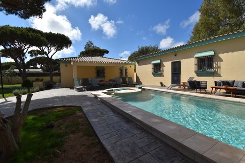 La Higuera Villa moderna y alegre con piscina climatizada en Chiclana de la Frontera, Costa de la Luz, España, para 10 personas. La casa se encuentra en una zona rural y boscosa cerca de la playa, a pocos minutos de tiendas y supermercados y a 4 km de la playa de La Barrosa....