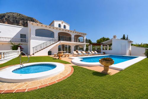 Arundel Encantadora y alegre villa con piscina privada en Jávea, Costa Blanca, España para 6 personas. La casa está situada en una zona residencial y montañosa cerca de la playa....