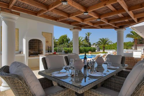 Arundel Wunderschöne und einladende Villa mit privatem Pool in Javea, Costa Blanca, Spanien für 6 Personen. Das Haus befindet sich in einem Wohngebiet und einer bergigen Strandgegend....
