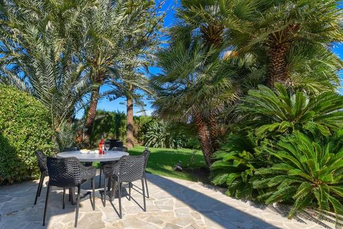 Las Marinas 6 Prachtige en comfortabele villa in Denia, Costa Blanca, Spanje met privézwembad voor 6 personen. Het huis is gelegen in een landelijke en residentiële strandomgeving, dicht bij restaurants en bars, op 500 meter van Las Marinas, Denia-strand en 0,5 kilometer van de Middellandse Zee, Denia....