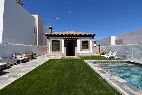 Percuza Villa rustique et confortable à Chiclana de la Frontera, Costa de la Luz, Espagne, avec piscine privée pour 6 personnes. La maison est située dans un quartier résidentiel proche de la plage, à proximité des magasins et à 2 km de la plage de La Barrosa....