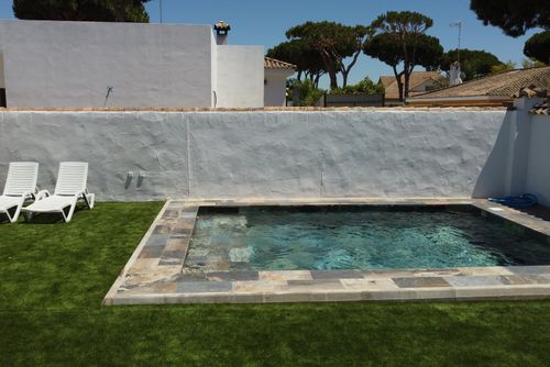Percuza Villa rustique et confortable à Chiclana de la Frontera, Costa de la Luz, Espagne, avec piscine privée pour 6 personnes. La maison est située dans un quartier résidentiel proche de la plage, à proximité des magasins et à 2 km de la plage de La Barrosa....