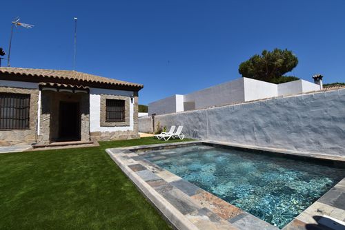 Percuza Rustikale und komfortable Villa in Chiclana de la Frontera, Costa de la Luz, Spanien, mit privatem Pool für 6 Personen. Das Haus befindet sich in einem Wohngebiet in der Nähe des Strandes, in der Nähe von Geschäften und nur 2 km vom Strand La Barrosa entfernt....