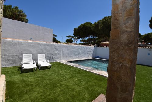 Percuza Rustikale und komfortable Villa in Chiclana de la Frontera, Costa de la Luz, Spanien, mit privatem Pool für 6 Personen. Das Haus befindet sich in einem Wohngebiet in der Nähe des Strandes, in der Nähe von Geschäften und nur 2 km vom Strand La Barrosa entfernt....