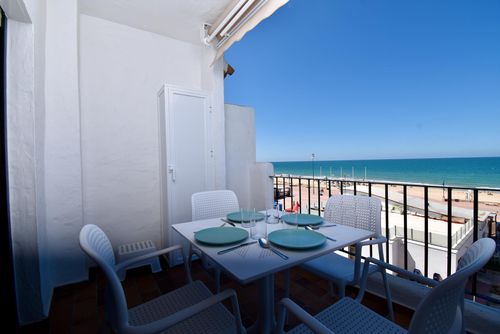 Mar Azul Modernes und komfortables Apartment in La Barrosa, Costa de la Luz, Spanien für 4 Personen. Das Apartment befindet sich in einem Wohngebiet am Strand, in der Nähe von Restaurants und Bars, Geschäften und Supermärkten, und nur 100 m vom Strand La Barrosa entfernt....