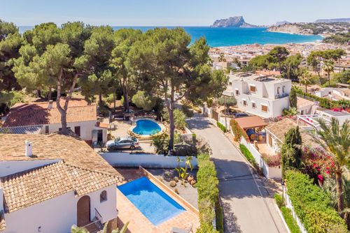Villa Rakhi by Solidays Villa clásica y cómoda con piscina privada en Moraira, Costa Blanca, España para 8 personas. La casa está situada en una zona costera y urbana, cerca de tiendas y supermercados y a 1 km de la playa de L'Ampolla....