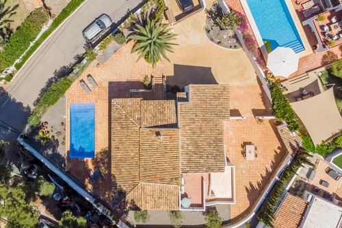 Villa Rakhi by Solidays Villa classique et confortable avec piscine privée à Moraira, Costa Blanca, Espagne, pour 8 personnes. La maison est située dans une zone côtière et urbaine, à proximité des commerces et des supermarchés, et à 1 km de la plage de L'Ampolla....