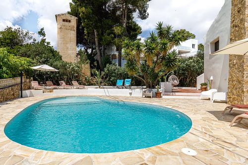 Villa Joya Geweldige en mooie villa in Moraira, Costa Blanca, Spanje met een privézwembad voor 6 personen. De woning is gelegen in een kustachtige, heuvelachtige en stedelijke omgeving, dicht bij restaurants, bars en supermarkten, en ligt op 3 km van het strand van Moraira....