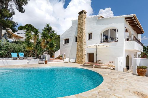Villa Joya Geweldige en mooie villa in Moraira, Costa Blanca, Spanje met een privézwembad voor 6 personen. De woning is gelegen in een kustachtige, heuvelachtige en stedelijke omgeving, dicht bij restaurants, bars en supermarkten, en ligt op 3 km van het strand van Moraira....