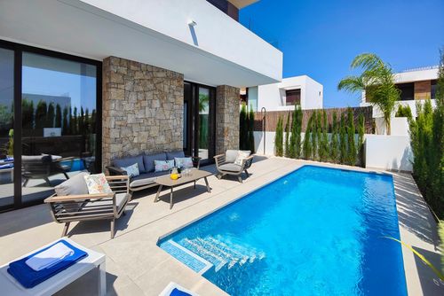 San Juan Denia Villa moderna y lujosa con piscina privada en Denia, Costa Blanca, España, para 5 personas. La casa está situada en una zona urbana de playa, cerca de restaurantes y bares, tiendas y supermercados, y se encuentra a 1 km de la playa de La Marineta....