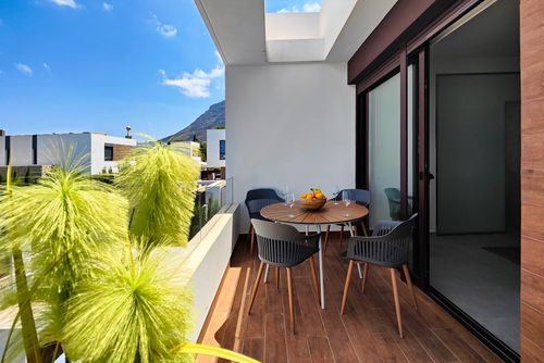 San Juan Denia Villa moderne et luxueuse avec piscine privée à Denia, Costa Blanca, Espagne pour 5 personnes. La maison est située dans un quartier urbain près de la plage, à proximité de restaurants et bars, magasins et supermarchés, et se trouve à 1 km de la plage de La Marineta....