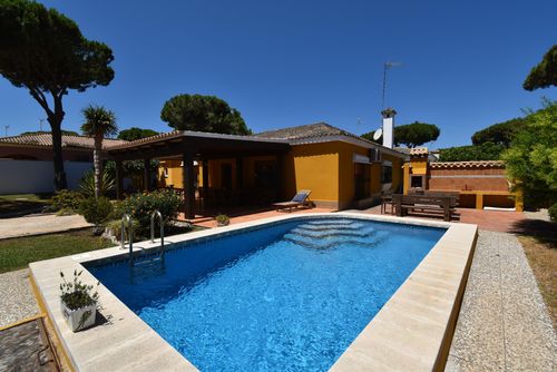 La Huella Rustic and comfortable villa in Chiclana de la Frontera, Costa de la Luz, Spain with private pool for 6 persons. The house is situated in a wooded and residential beach area and is 2 km from La Barrosa beach....