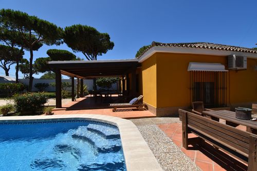 La Huella Villa rústica y cómoda en Chiclana de la Frontera, Costa de la Luz, España, con piscina privada para 6 personas. La casa está situada en una zona residencial y arbolada cerca de la playa, a 2 km de la playa de La Barrosa....