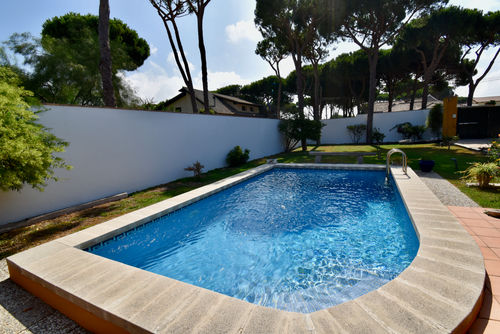 La Huella Rustikale und komfortable Villa in Chiclana de la Frontera, Costa de la Luz, Spanien, mit privatem Pool für 6 Personen. Das Haus befindet sich in einem bewaldeten und ruhigen Wohngebiet in Strandnähe und ist 2 km vom Strand La Barrosa entfernt....