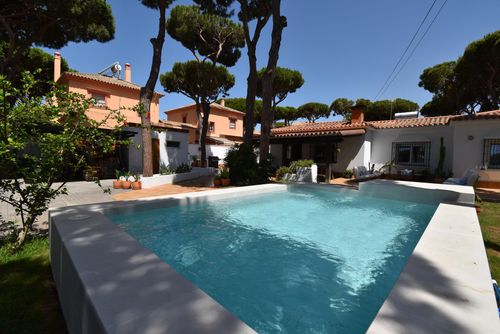 Mar Baltico Villa moderne et confortable avec piscine privée à Chiclana de la Frontera, Costa de la Luz, Espagne, pour 8 personnes. La maison est située dans un quartier résidentiel proche de la plage, à proximité de restaurants et bars, de commerces et supermarchés, et à 500 m de la plage de La Barrosa....