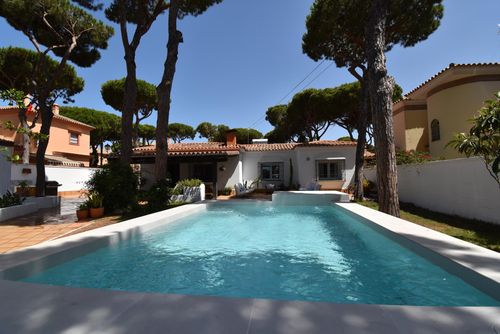 Mar Baltico Moderne und komfortable Villa mit privatem Pool in Chiclana de la Frontera, Costa de la Luz, Spanien für 8 Personen. Das Haus befindet sich in einem Wohngebiet in Strandnähe, nahe Restaurants und Bars, Geschäften und Supermärkten, sowie 500 m vom Strand La Barrosa entfernt....