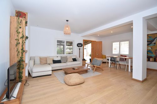 Mar Baltico Moderne und komfortable Villa mit privatem Pool in Chiclana de la Frontera, Costa de la Luz, Spanien für 8 Personen. Das Haus befindet sich in einem Wohngebiet in Strandnähe, nahe Restaurants und Bars, Geschäften und Supermärkten, sowie 500 m vom Strand La Barrosa entfernt....