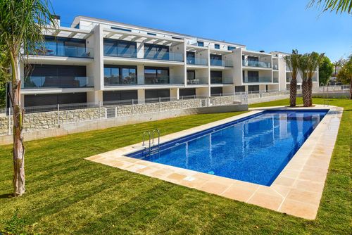 Marina Bay I Modern and comfortable apartment in Xàbia, Costa Blanca, Spain with communal pool for 4 persons. The apartment is situated in a residential beach area, close to restaurants and bars, shops, supermarkets and a tennis court, 200 m from Montañar I beach and 0....
