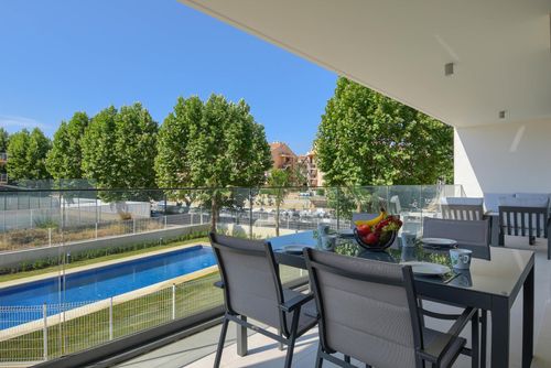 Marina Bay I Moderne und komfortable Wohnung in Xàbia, Costa Blanca, Spanien mit Gemeinschaftspool für 4 Personen. Die Wohnung befindet sich in einem Wohngebiet am Strand, in der Nähe von Restaurants und Bars, Geschäften, Supermärkten und einem Tennisplatz, 200 m vom Strand Montañar I und 0,2 km vom Mittelmeer entfernt....