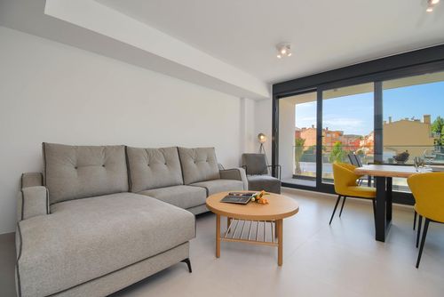 Marina Bay I Moderne und komfortable Wohnung mit Gemeinschaftspool in Jávea, Costa Blanca, Spanien für 4 Personen. Die Wohnung befindet sich in einer Wohngegend am Strand, in der Nähe von Restaurants und Bars, Geschäften, Supermärkten und einem Tennisplatz, 200 m vom Montañar I Strand und 0,2 km vom Mittelmeer entfernt....