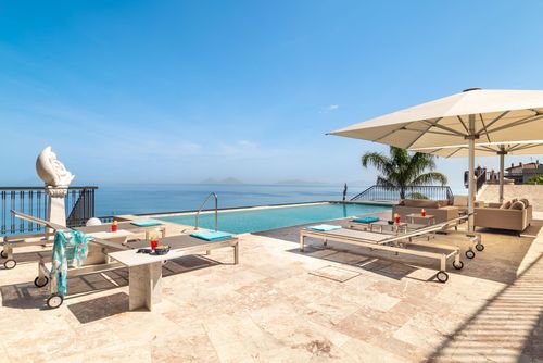 Villa Orlando Villa mit privatem Pool in Capo d'Orlando, Sizilien, Italien für 20 Personen. Das Haus befindet sich in einem hügeligen und residentialen Strandgebiet und ist 4 km vom Strand entfernt....