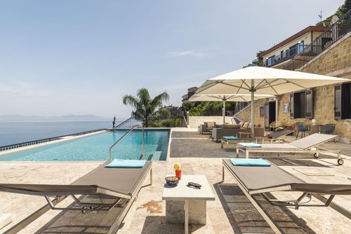 Villa Orlando Villa avec piscine privée à Capo d'Orlando, Sicile, Italie, pour 20 personnes. La maison est située dans un quartier résidentiel et vallonné à proximité de la plage, à 4 km de celle-ci....