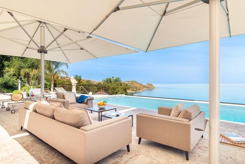 Villa Orlando Villa mit privatem Pool in Capo d'Orlando, Sizilien, Italien für 20 Personen. Das Ferienhaus befindet sich in einer hügeligen und wohnlichen Strandgegend und ist 4 km vom Strand entfernt....