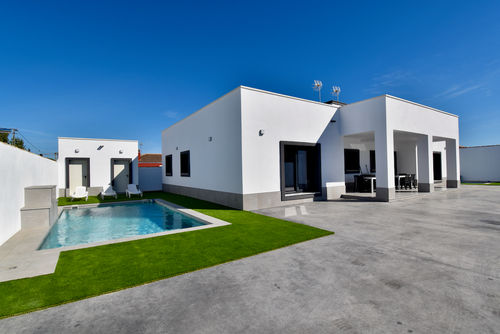 Candil Villa moderne et luxueuse avec piscine privée à Chiclana de la Frontera, Costa de la Luz, Espagne, pour 14 personnes. La maison est située dans une zone rurale proche de la plage et se trouve à 4 km de Chiclana....