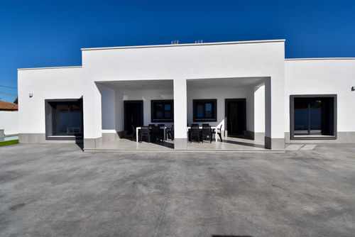 Candil Villa moderne et luxueuse avec piscine privée à Chiclana de la Frontera, Costa de la Luz, Espagne pour 14 personnes. La maison est située dans une zone rurale proche de la plage et se trouve à 4 km de Chiclana....