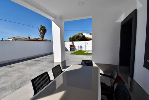Candil Villa moderne et luxueuse avec piscine privée à Chiclana de la Frontera, Costa de la Luz, Espagne, pour 14 personnes. La maison est située dans une zone rurale proche de la plage et se trouve à 4 km de Chiclana....