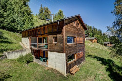 Chalet la Grange Charmante et ensoleillée maison de vacances à La Tzoumaz, dans les Quatre Vallées, en Suisse, pour 12 personnes. La maison est située dans une région montagneuse, à proximité des restaurants, bars et supermarchés, à moins de 50 m de la piste de ski et à 50 m du téléphérique....