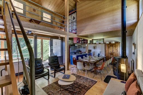 Chalet la Grange Schönes und charmantes Ferienhaus in La Tzoumaz, Vier Täler, Schweiz für 12 Personen. Das Haus befindet sich in einer bergigen Gegend, in der Nähe von Restaurants, Bars und Supermärkten, nur 50 m von der Skipiste und 50 m von der Seilbahn entfernt....