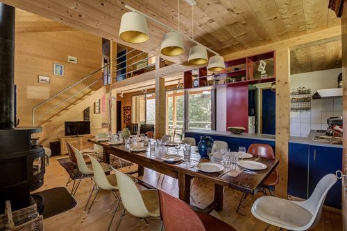 Chalet la Grange Charmante et ensoleillée maison de vacances à La Tzoumaz, dans les Quatre Vallées, en Suisse, pour 12 personnes. La maison est située dans une région montagneuse, à proximité des restaurants, bars et supermarchés, à moins de 50 m de la piste de ski et à 50 m du téléphérique....