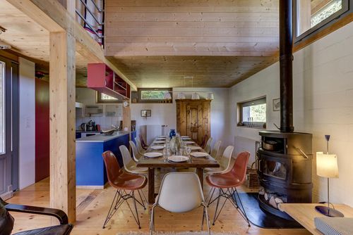 Chalet la Grange Schönes und charmantes Ferienhaus in La Tzoumaz, Vier Täler, Schweiz für 12 Personen. Das Haus befindet sich in einer bergigen Gegend, in der Nähe von Restaurants, Bars und Supermärkten, nur 50 m von der Skipiste und 50 m von der Seilbahn entfernt....