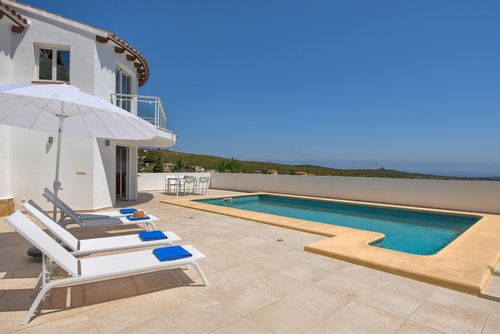 Begonias Grote en comfortabele villa met privézwembad in Benitachell, Costa Blanca, Spanje voor 6 personen. Het huis is gelegen in een residentiële en bergachtige strandomgeving en op 3 km van het strand La Cumbre del Sol....