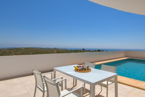 Begonias Grote en comfortabele villa in Benitachell, Costa Blanca, Spanje met privézwembad voor 6 personen. Het huis bevindt zich in een woonwijk en bergachtig strandgebied, op 3 km van het strand La Cumbre del Sol....