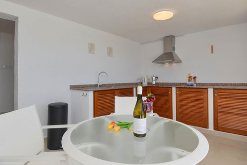 Begonias Große und komfortable Villa mit privatem Pool in Benitachell, Costa Blanca, Spanien für 6 Personen. Das Haus befindet sich in einem Wohn- und Bergstrandgebiet, 3 km vom Strand La Cumbre del Sol entfernt....