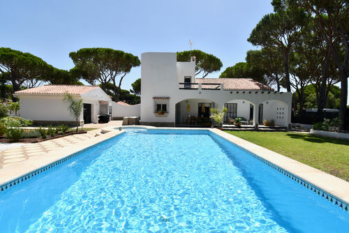 Chici Geweldige en comfortabele villa met privé zwembad in Chiclana de la Frontera, Costa de la Luz, Spanje voor 6 personen. Het huis is gelegen in een residentieel strandgebied, dicht bij een golfbaan en op 3 km van El Colorado....