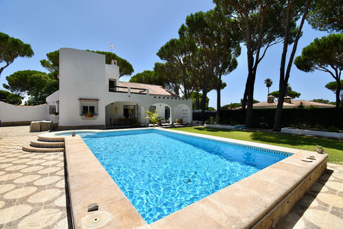 Chici Wunderbare und komfortable Villa mit privatem Pool in Chiclana de la Frontera, Costa de la Luz, Spanien, für 6 Personen. Das Haus befindet sich in einem Wohngebiet in der Nähe des Strandes, nahe einem Golfplatz und 3 km von El Colorado entfernt....