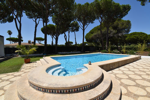 Chici Meravigliosa e confortevole villa con piscina privata a Chiclana de la Frontera, Costa de la Luz, Spagna, per 6 persone. La casa si trova in una zona residenziale vicino alla spiaggia, a breve distanza da un campo da golf e a 3 km da El Colorado....