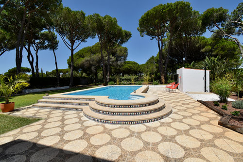 Chici Meravigliosa e confortevole villa con piscina privata a Chiclana de la Frontera, Costa de la Luz, Spagna, per 6 persone. La casa si trova in una zona residenziale vicino alla spiaggia, a breve distanza da un campo da golf e a 3 km da El Colorado....