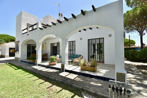 Chici Meravigliosa e confortevole villa con piscina privata a Chiclana de la Frontera, Costa de la Luz, Spagna, per 6 persone. La casa si trova in una zona residenziale vicino alla spiaggia, a breve distanza da un campo da golf e a 3 km da El Colorado....