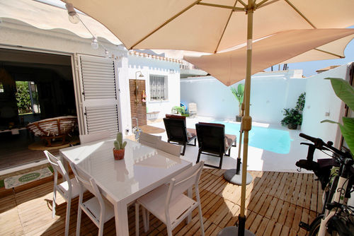 Julitte 91 by homeprive Smukt hus med privat pool i Denia, Costa Blanca, Spanien for 4 personer. Huset ligger i et boligområde nær stranden, 1 km fra stranden og 1 km fra havet....