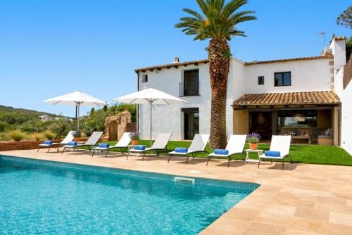 Masia La Morera II  - At 10 minutes drive from Sitges   Farmhouse with high Design and Comodity New 100% Luxury villa with heated pool in Sitges, Costa Dorada, Spain for 12 persons. The villa is situated in a hilly and urban beach area and is 2 km from the beach, a 5-minute walk....