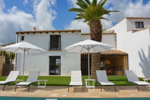 Masia La Morera II  - At 10 minutes drive from Sitges   Farmhouse with high Design and Comodity New 100% Villa de lujo con piscina climatizada en Sitges, Costa Dorada, España, para 12 personas. La villa está situada en una zona costera urbana y montañosa, a 2 km de la playa, a solo 5 minutos a pie....