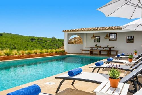 Masia La Morera II  - At 10 minutes drive from Sitges   Farmhouse with high Design and Comodity New 100% Villa de lujo con piscina climatizada en Sitges, Costa Dorada, España, para 12 personas. La villa está situada en una zona costera urbana y montañosa, a 2 km de la playa, a solo 5 minutos a pie....