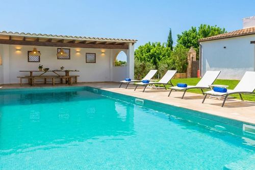 Masia La Morera II  - At 10 minutes drive from Sitges   Farmhouse with high Design and Comodity New 100% Villa de lujo con piscina climatizada en Sitges, Costa Dorada, España, para 12 personas. La villa está situada en una zona costera urbana y montañosa, a 2 km de la playa, a solo 5 minutos a pie....